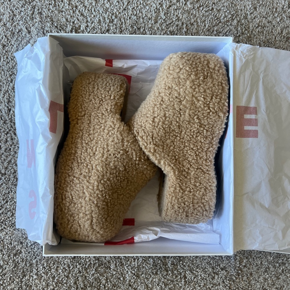 SIMON MILLER PLATFORM BUBBLE CLOG IN CARAMEL SHEARLING - 39 (US SIZE 9)